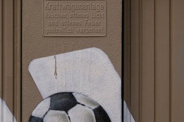 Kraftwagenanlage mit Ball