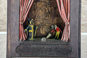 Vor dem Marionettentheater