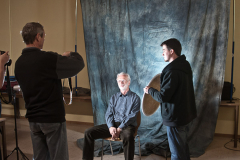 Werner Otterbach fotografiert Rolf Braumann, Steeven Zeiß hält den Aufheller (Foto: Reiner Gruhle)